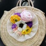 Bolso decorado en flor artificial