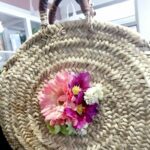 Bolso de anea con detalle floral