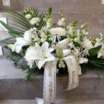 Centro funerario en forma de L blanco a una cara